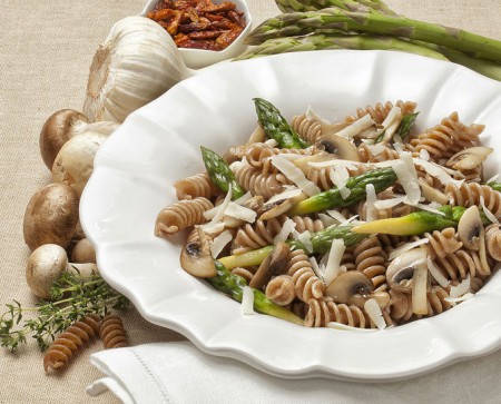 Fusilli al farro con asparagi, funghi, peperoncino e Grana Padano DOP