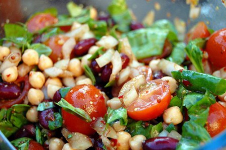 Insalata fredda ceci, farro e verdure grigliate
