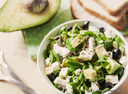 Insalata con feta e avocado